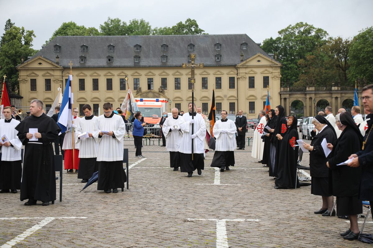 Weihbischof Ulrich Boom hat an Fronleichnam mit rund 350 Besuchern auf dem Würzburger Residenzplatz einen Freiluftgottesdienst gefeiert.