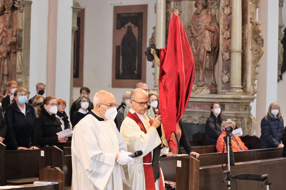 Bischof Dr. Franz Jung hat am Karfreitag, 15. April, die Liturgie vom Leiden und Sterben Jesu im Kiliansdom gefeiert. Bischof Dr. Franz Jung hat am Karfreitag, 15. April, die Liturgie vom Leiden und Sterben Jesu im Kiliansdom gefeiert.