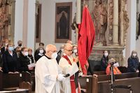 Bischof Dr. Franz Jung hat am Karfreitag, 15. April, die Liturgie vom Leiden und Sterben Jesu im Kiliansdom gefeiert. Bischof Dr. Franz Jung hat am Karfreitag, 15. April, die Liturgie vom Leiden und Sterben Jesu im Kiliansdom gefeiert.