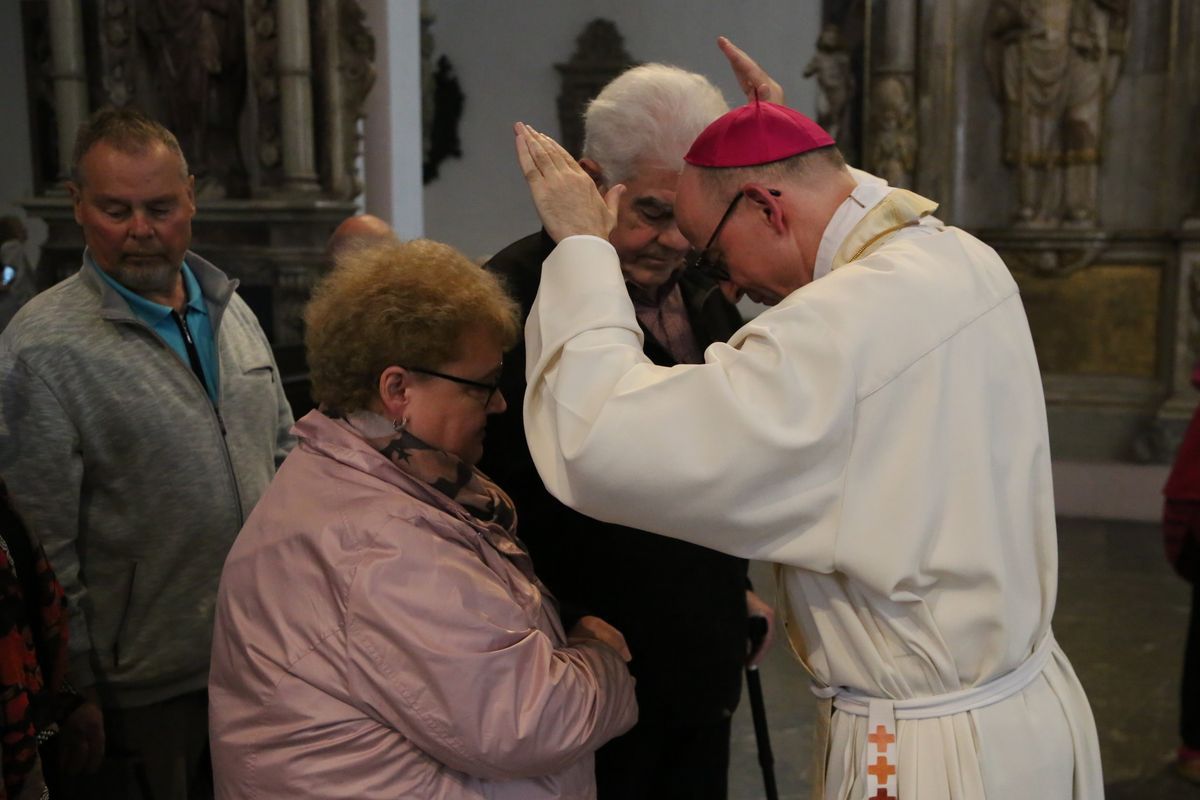 Bischof Dr. Franz Jung hat am Donnerstagnachmittag, 4. Juli, mit etwa 320 Paaren im Kiliansdom ihr goldenes oder diamantenes Ehejubiläum gefeiert.