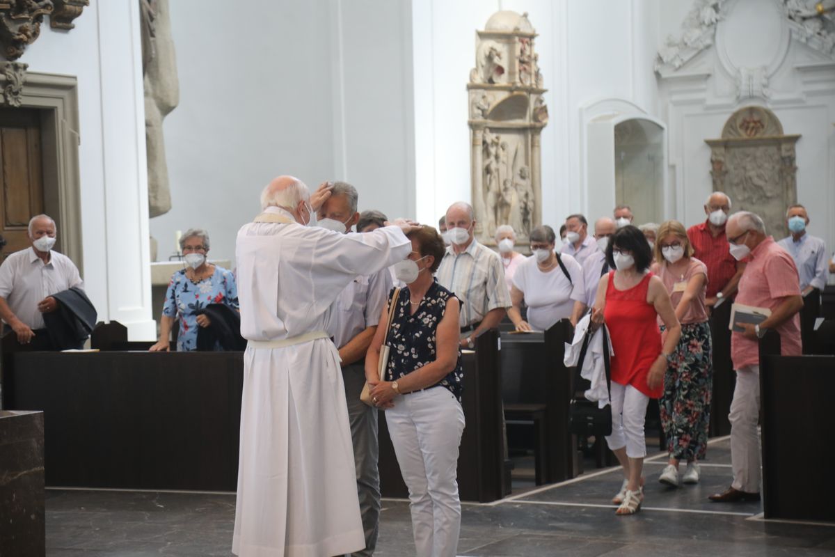 2621/0622 - Ehejubilare Gold mit Weihbischof Ulrich Boom_27870 Weihbischof Ulrich Boom feierte am Montagnachmittag, 26. Juni, einen Gottesdienst für Ehepaare, die 2020 oder 2021 ihr goldenes, diamantenes oder eisernes Ehejubiläum hatten. Im Anschluss konnten sich die Paare segnen lassen.