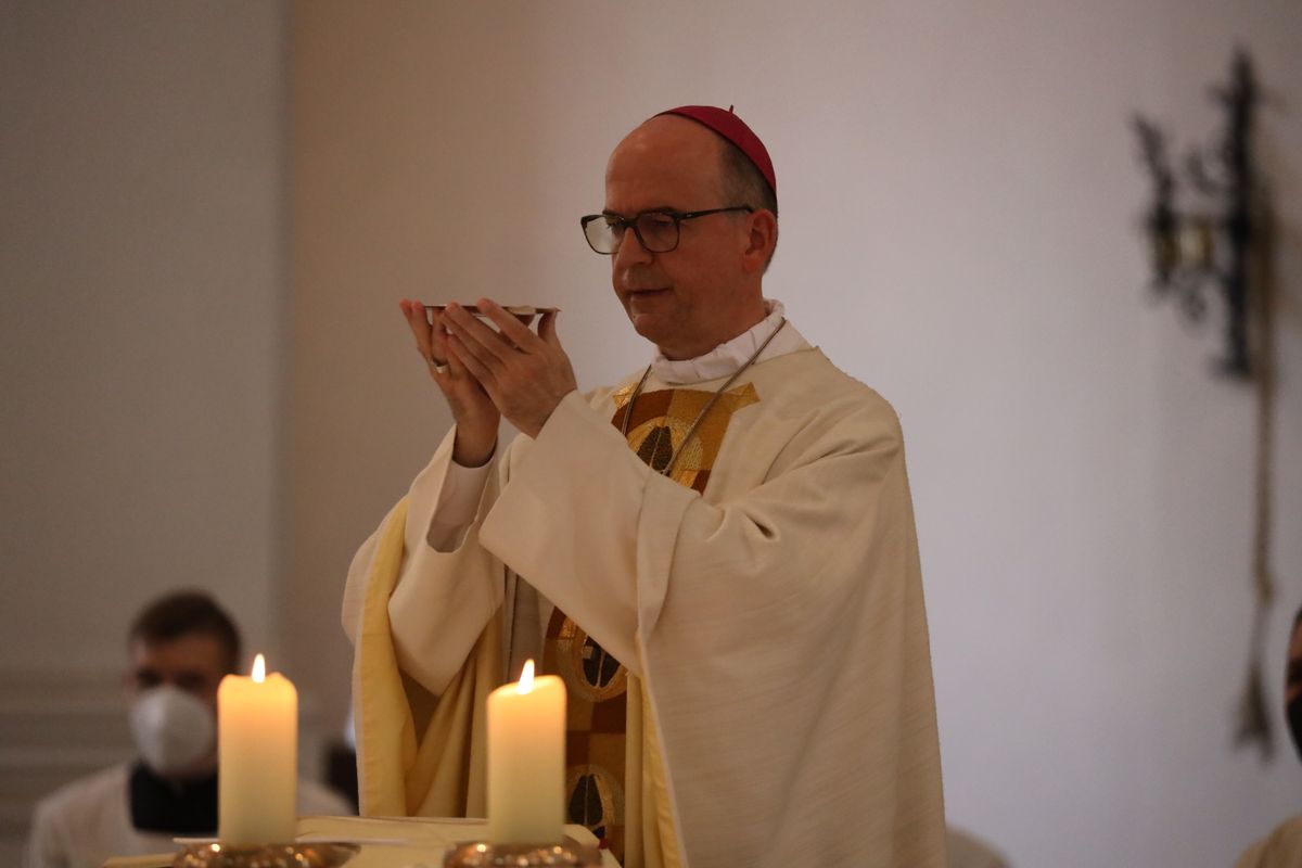 Bei einem feierlichen Gottesdienst in der Seminarkirche Sankt Michael in Würzburg mit Bischof Dr. Franz Jung am Montagabend, 26. Juli, sind Regens Stefan Michelberger und Subregens Stefan Fleischmann verabschiedet und Regens Peter Göttke offiziell begrüßt worden. 