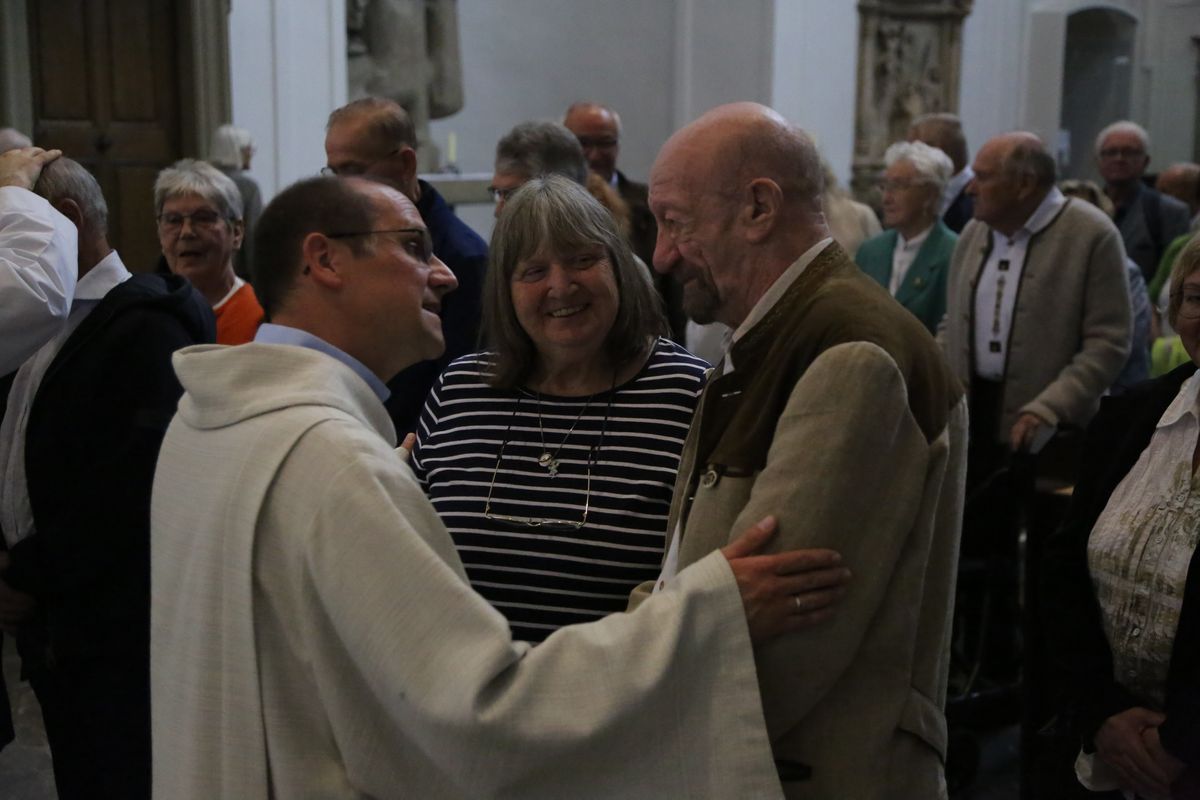 Bischof Dr. Franz Jung hat am Donnerstagnachmittag, 4. Juli, mit etwa 320 Paaren im Kiliansdom ihr goldenes oder diamantenes Ehejubiläum gefeiert.