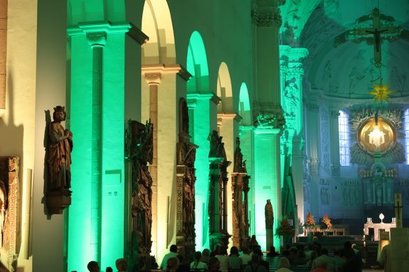 Die "Nacht der Hoffnung" am Samstagabend, 13. Juli, der Kiliani-Wallfahrtswoche lud zu Besinnung, Gebet und Kraftschöpfen in den Kiliansdom ein. Viele Passanten nutzten das Angebot, das um Mitternacht endete.