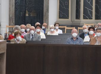 Bischof em. Dr. Friedhelm Hofmann feierte am Freitagnachmittag, 25. Juni, einen Dankgottesdienst mit Ehepaaren, die seit 50, 60 oder 65 Jahren verheiratet sind. Anschließend spendeten der Bischof sowie weitere Priester und Diakone den Jubilaren mit Abstand den Segen.