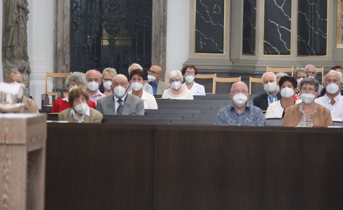 Bischof em. Dr. Friedhelm Hofmann feierte am Freitagnachmittag, 25. Juni, einen Dankgottesdienst mit Ehepaaren, die seit 50, 60 oder 65 Jahren verheiratet sind. Anschließend spendeten der Bischof sowie weitere Priester und Diakone den Jubilaren mit Abstand den Segen.