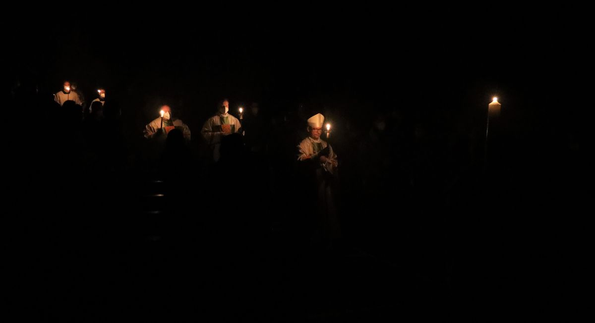 Bischof Dr. Franz Jung feierte am Samstagabend, 3. April, im Würzburger Kiliansdom die Osternacht, die "Mutter aller Vigilien".  Das Osterlicht wurde in Begleitung von Generalvikar Dr. Jürgen Vorndran und Dompfarrer Stefan Gessner in den dunklen Kiliansdom getragen und an die Gläubigen weitergereicht. 