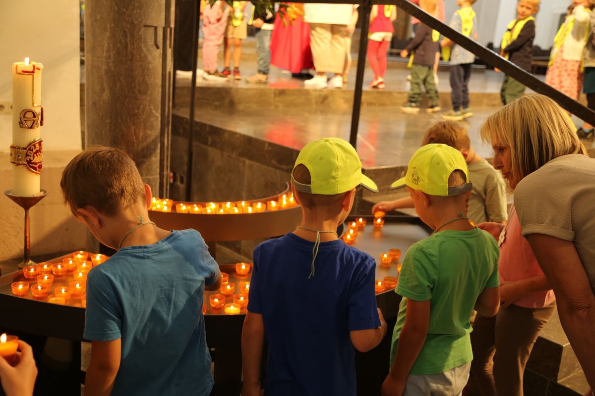 Rund 900 Kindergartenkinder haben am Freitag, 11. Juli, einen Gottesdienst mit Bischof Dr. Franz Jung in der Kirche Sankt Burkard gefeiert. Im Anschluss zogen sie über die Alte Mainbrücke in den Kiliansdom. 