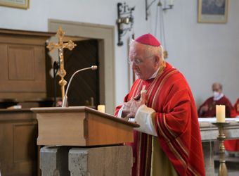 Weihbischof Ulrich Boom feierte am Donnerstagabend ein Pontifikalamt in der Pfarrkirche Sankt Michael in Zeil am Main.