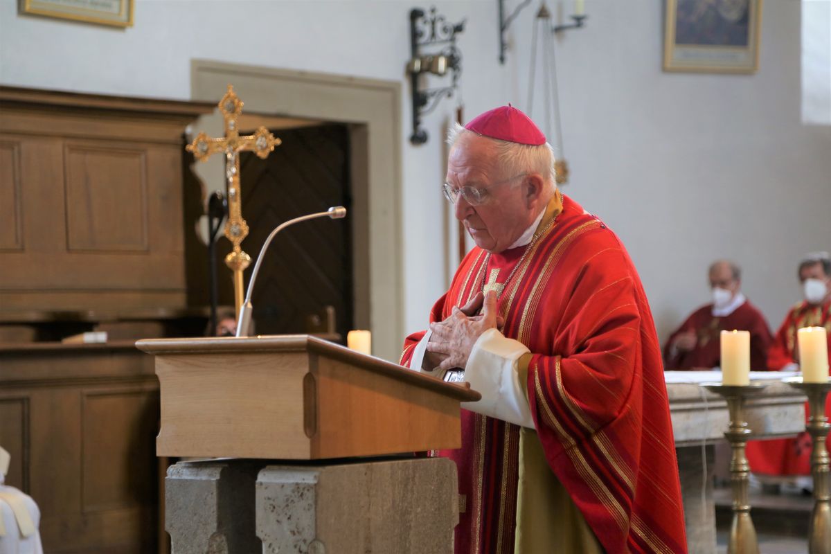 Weihbischof Ulrich Boom feierte am Donnerstagabend ein Pontifikalamt in der Pfarrkirche Sankt Michael in Zeil am Main.
