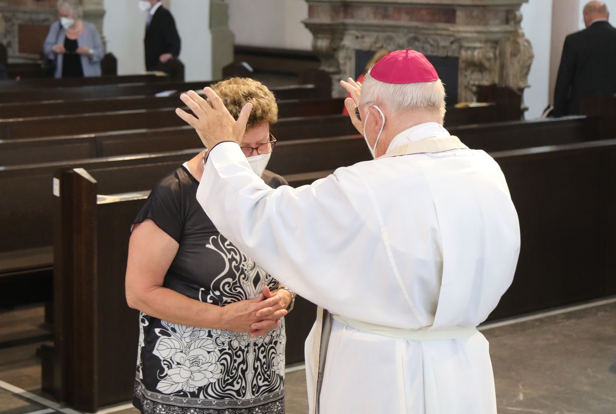 	 Weihbischof Ulrich Boom feierte am Mittwochnachmittag, 30. Juni, einen Gottesdienst für Ehepaare, die 2020 oder 2021 ihr goldenes, diamantenes oder eisernes Ehejubiläum hatten. Im Anschluss konnten sich die Paare segnen lassen.