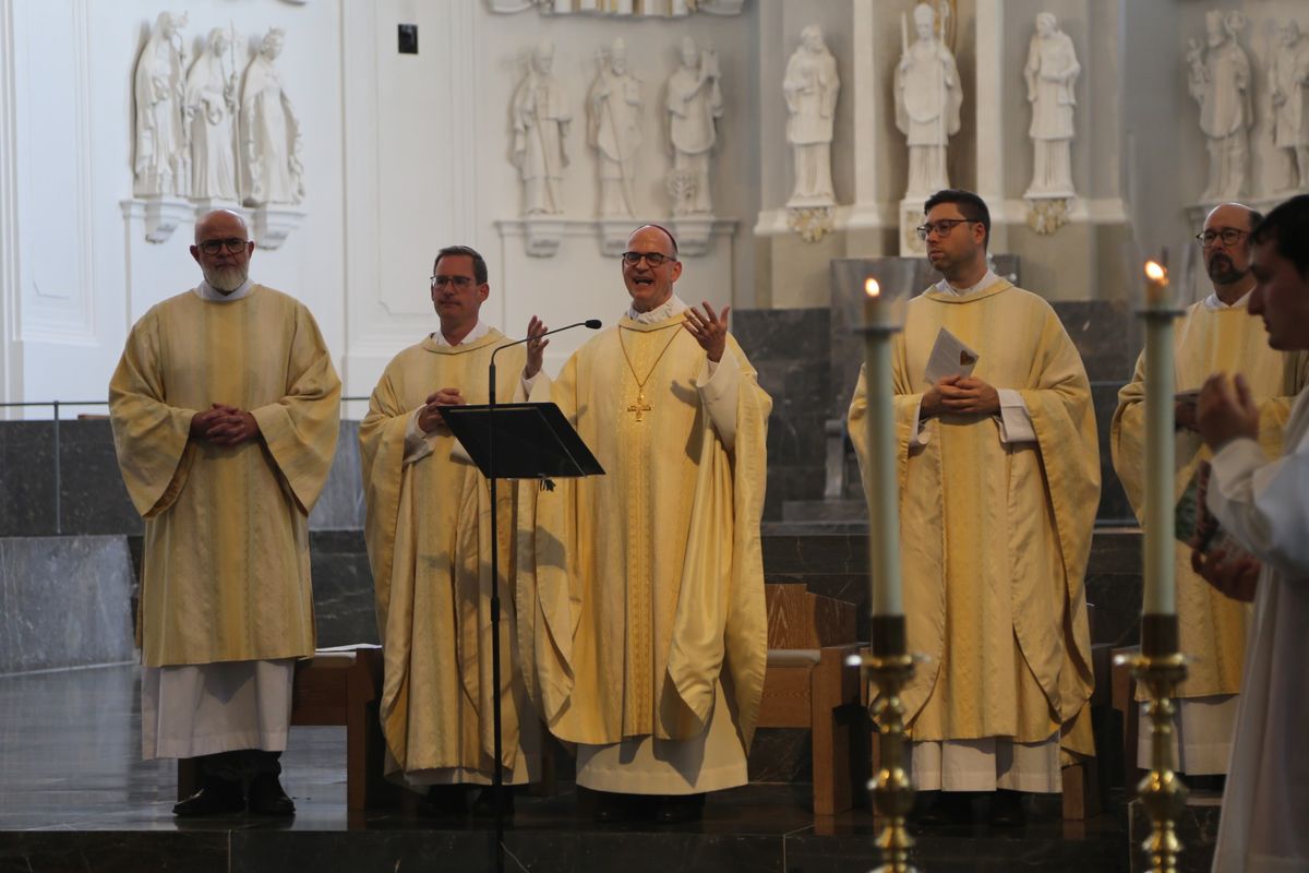 Bischof Dr. Franz Jung hat am Donnerstagnachmittag, 4. Juli, mit etwa 320 Paaren im Kiliansdom ihr goldenes oder diamantenes Ehejubiläum gefeiert.