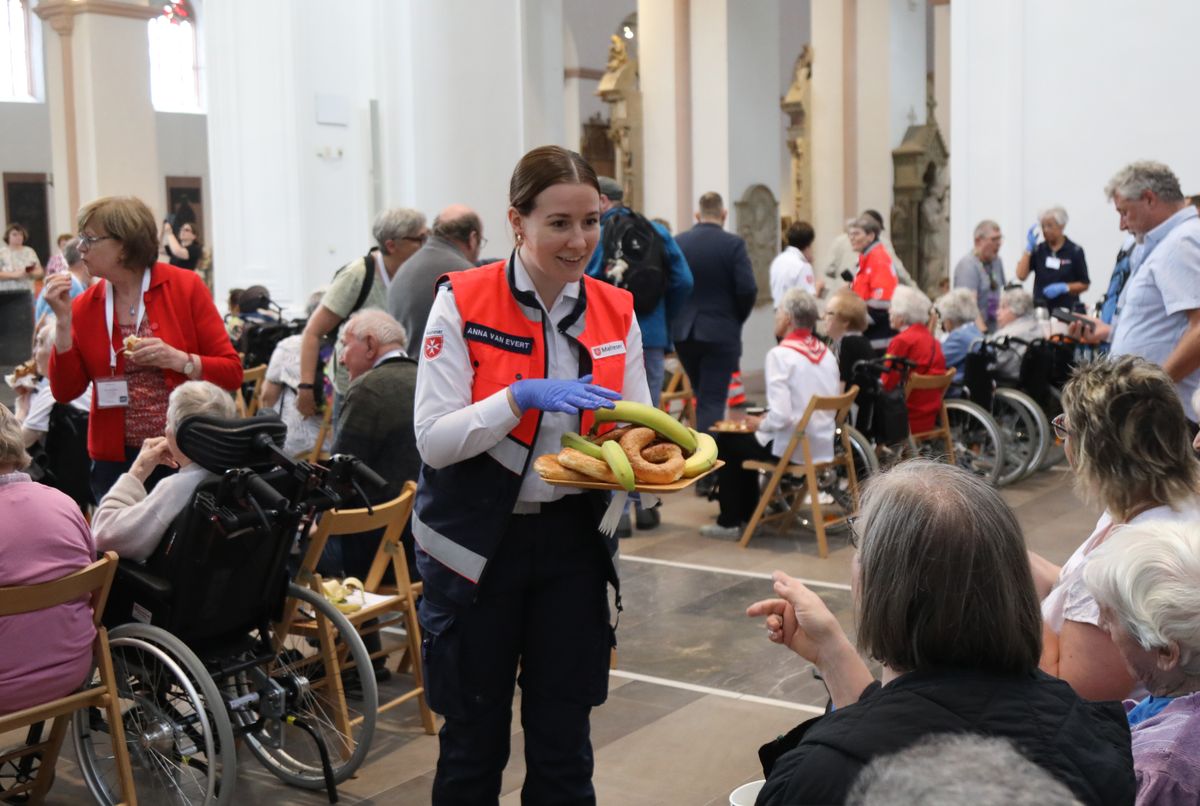 Weihbischof Paul Reder feierte am Samstag, 13. Juli, einen Kiliani-Gottesdienst für Menschen im Alter, in Krankheit und mit Behinderung im Kiliansdom. Mitarbeiterinnen und Mitarbeiter von Caritas und Malteser-Hilfsdienst sorgten für das Wohlergehen der Gottesdienstbesucher.
