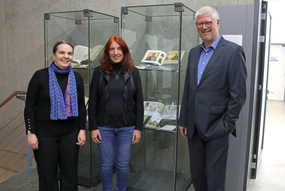 Einige Exemplare aus der Sammlung von Herbert Pfeifer zum Berg Athos waren auch in der Ausstellung zum 80. Jubiläum der Diözesanbibliothek zu sehen. Im Bild (von links) Julia Langmeier, Leiterin der Abteilung Bibliotheksfachliche Aufgaben, Michael Pfeif Einige Exemplare aus der Sammlung von Herbert Pfeifer zum Berg Athos waren auch in der Ausstellung zum 80. Jubiläum der Diözesanbibliothek zu sehen. Im Bild (von links) Julia Langmeier, Leiterin der Abteilung Bibliotheksfachliche Aufgaben, Michael Pfeifer, Sohn von Herbert Pfeifer, und Fachbibliothekarin Nikola Willner.