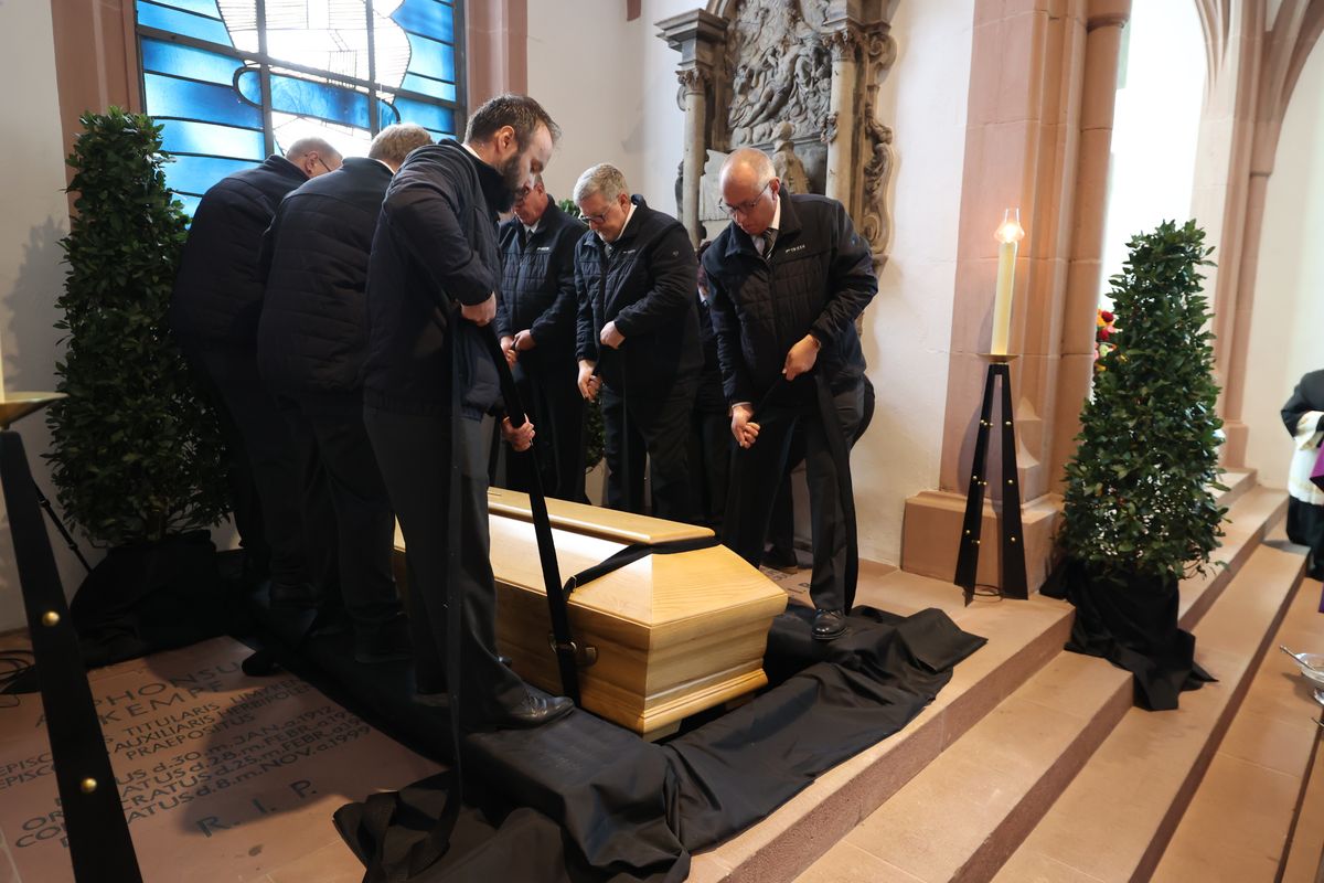 Bischof Dr. Franz Jung feierte am Samstag, 12. Oktober, im Würzburger KIliansdom ein Pontifikalrequiem für Weihbischof em. Helmut Bauer. Die anschließende Beisetzung leitete Dompropst Weihbischof Paul Reder.