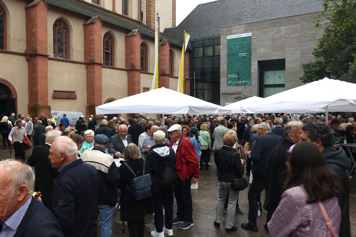 An den Gottesdienst schloss sich eine Begegnung auf dem Kiliansplatz an. 