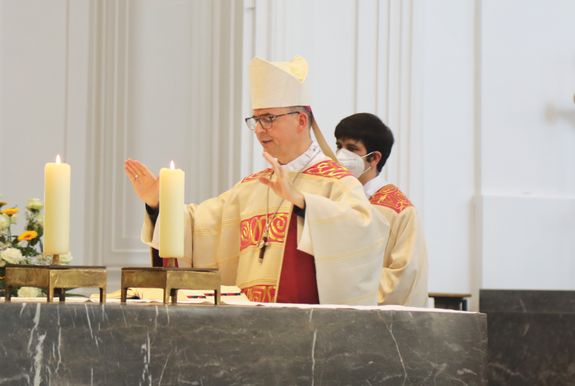 2721/0648 Gottesdienst für Ehejubilare mit Bischof Jung am 2. Juli 2021_28494 Bischof Dr. Franz Jung feierte am 2. Juli 2021 einen Dankgottesdienst im Kiliansdom mit Ehepaaren, die goldenes, diamantenes oder eisernes Ehejubiläum feiern.