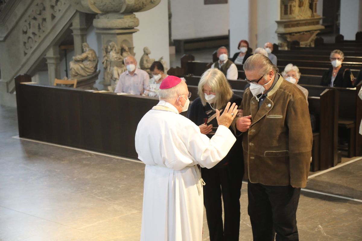 2621/0609 Ehejubilare Weihbischof Boom_27478 Weihbischof Boom und weiteren Priester und Diakone weihen Ehejubilare, die ihr goldenes, diamantenes oder eisernes Ehejubiläum feiern.