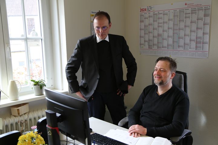 Der ernannte Weihbischof Paul Reder (links) mit Diakon Uwe Becker im Pfarrhaus von Heidenfeld.