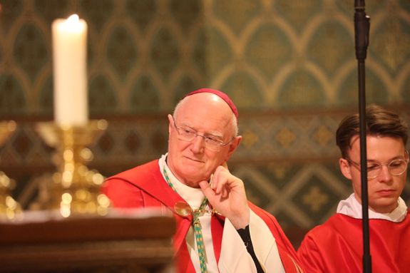 Dermot Farrell, Erzbischof von Dublin, hörte Bischof Jungs Predigt aufmerksam zu.