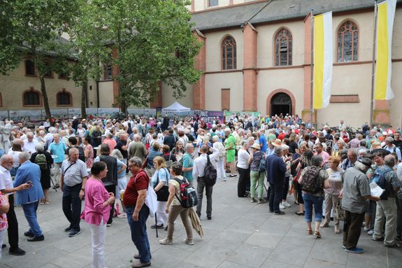 An den Gottesdienst schloss sich eine Begegnung auf dem Kiliansplatz an.