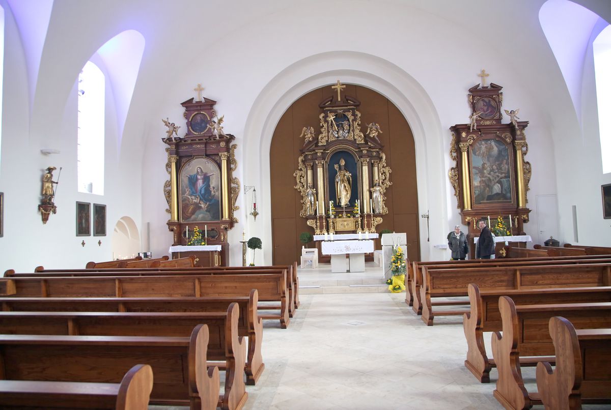 Dank einer neuen Farbillumination erstrahlt das Kirchenschiff auf diesem Bild in Blau. Dank einer neuen Farbillumination erstrahlt das Kirchenschiff auf diesem Bild in Blau.