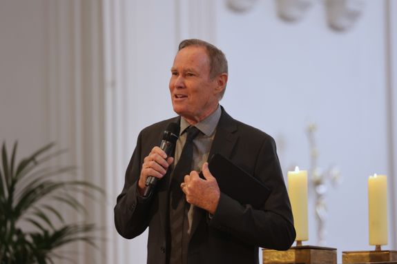 Pastor Bayless Conley bei seiner Predigt. Pastor Bayless Conley bei seiner Predigt.