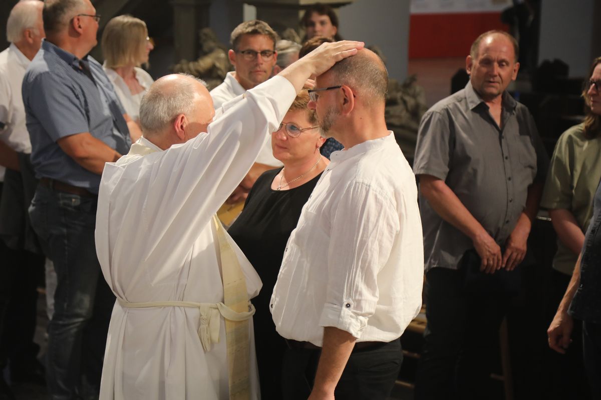 Mit rund 1000 Eheleuten, die in diesem Jahr Silberhochzeit haben, feierte Bischof Dr. Franz Jung am Freitagabend, 4. Juli 2025, einen Pontifikalgottesdienst im Kiliansdom. Im Anschluss erteilten er, Weihbischof Paul Reder sowie weitere Seelsorgerinnen und Seelsorger den Paaren einzeln den Segen.