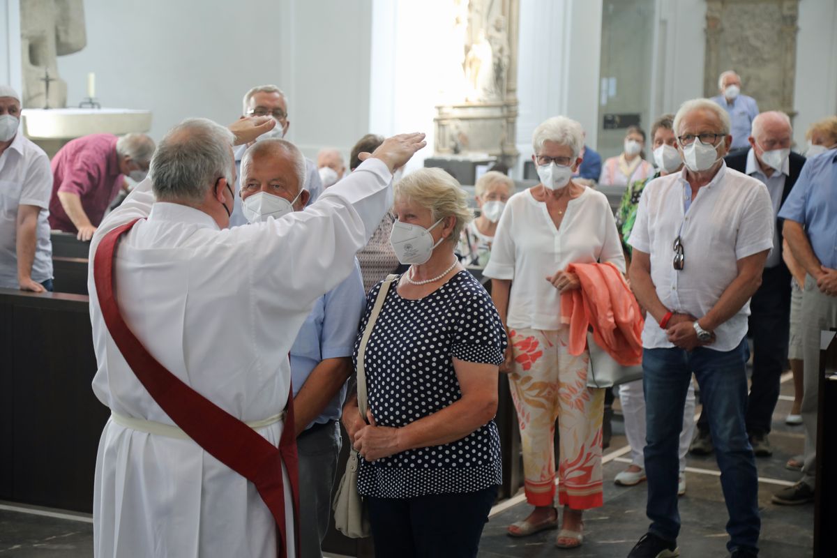 2621/0625 Gottesdienst für Ehejubilare mit Weihbischof Ulrich Boom am 29. Juni 2021_28084 Weihbischof Ulrich Boom feierte am Dienstagnachmittag, 29. Juni, einen Gottesdienst für Ehepaare, die 2020 oder 2021 ihr goldenes, diamantenes oder eisernes Ehejubiläum hatten. Im Anschluss konnten sich die Paare segnen lassen.