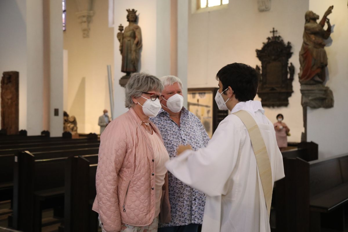 2621/0609 Ehejubilare Weihbischof Boom_27541 Weihbischof Boom und weiteren Priester und Diakone weihen Ehejubilare, die ihr goldenes, diamantenes oder eisernes Ehejubiläum feiern.