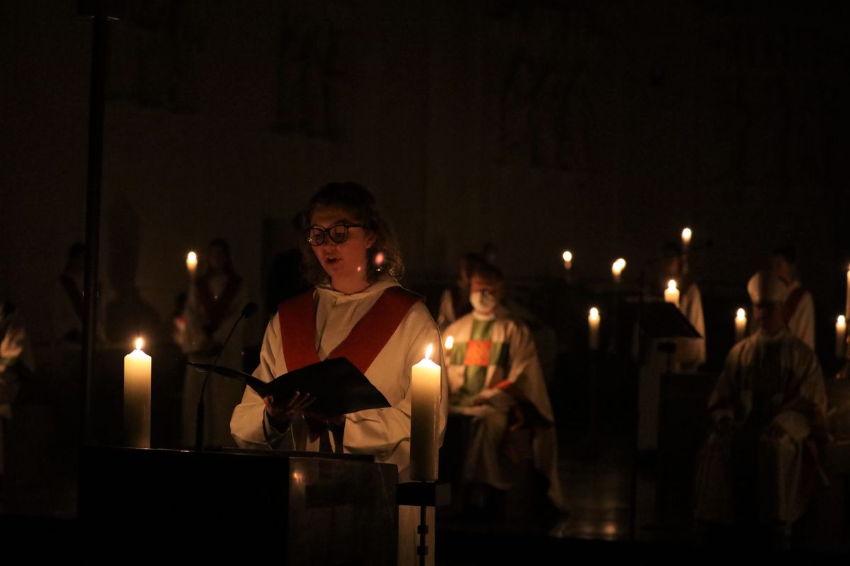 Während der Lichtfeier beleuchtete nur das Licht von Kerzen den Kiliansdom.