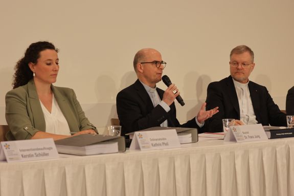 Bei einer Pressekonferenz in Würzburg haben am Montag, 14. April, Bischof Dr. Franz Jung (Mitte) und weitere Verantwortliche des Bistums Würzburg zum von der UKAM in Auftrag gegebenen Gutachten und den daraus abgeleiteten Handlungsempfehlungen Stellung  Bei einer Pressekonferenz in Würzburg haben am Montag, 14. April, Bischof Dr. Franz Jung (Mitte) und weitere Verantwortliche des Bistums Würzburg zum von der UKAM in Auftrag gegebenen Gutachten und den daraus abgeleiteten Handlungsempfehlungen Stellung genommen. Links Ordinariatsrätin Kathrin Pfeil, rechts Generalvikar Dr. Jürgen Vorndran.