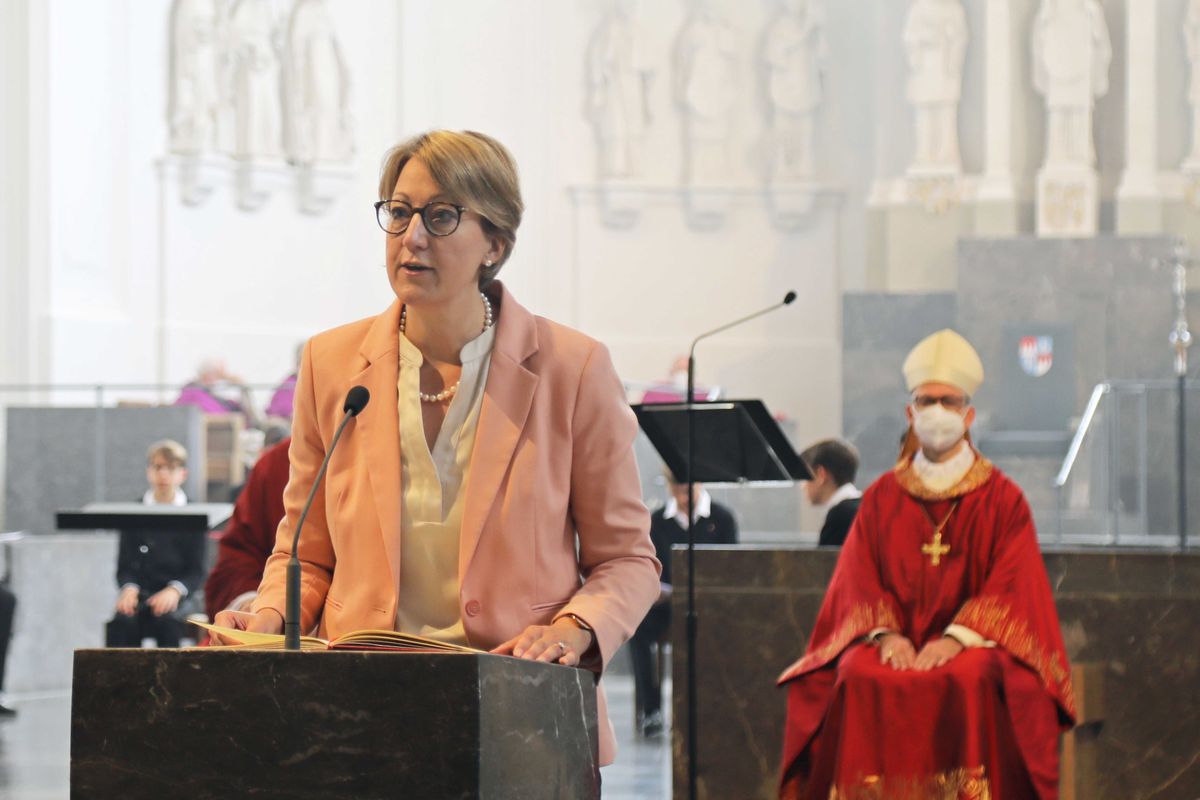 2721/0654 Eröffnung der Kiliani-Wallfahrtswoche 2021 im Kiliansdom_28599 Mit einem feierlichen Pontifikalgottesdienst ist am Sonntag, 4. Juli, im Würzburger Kiliansdom die Kiliani-Wallfahrtswoche 2021 eröffnet worden.