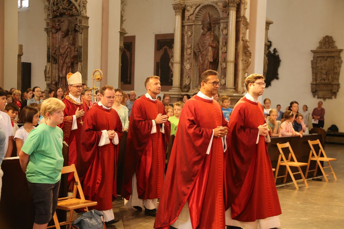 Über 1400 Kinder und ihre Begleiter sind am Montagvormittag, 7. Juli 2025, zum Gottesdienst für Erstkommunionkinder mit Bischof Dr. Franz Jung in den Würzburger Kiliansdom gekommen. 