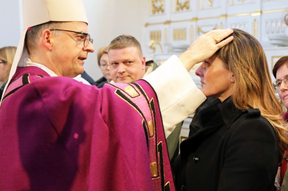 Bei einer Feier im Neumünster ließ Bischof Dr. Franz Jung 20 Erwachsene zu Taufe, Firmung und Eucharistie zu sowie eine Bewerberin für die Erwachsenenfirmung.
