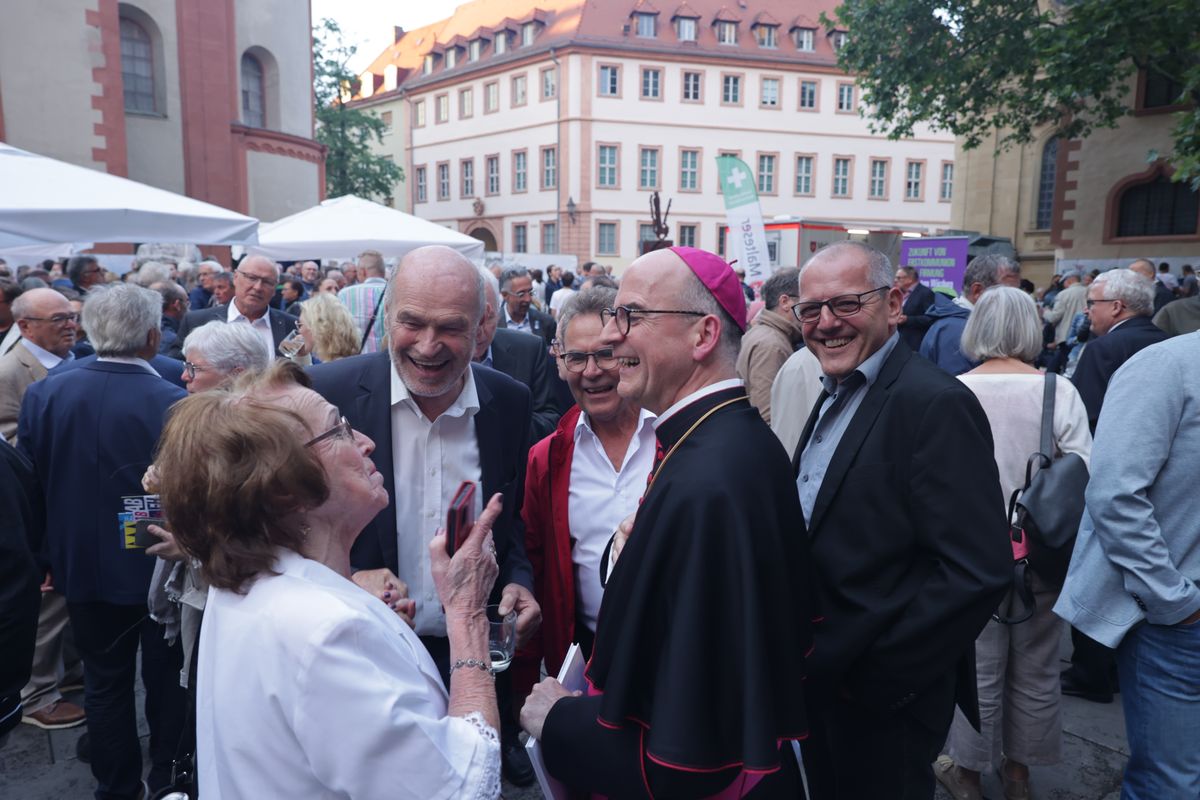 Rund 900 Personen feierten den Kiliani-Pontifikalgottesdienst für Räte und Politiker am Montagabend, 7. Juli, im Kiliansdom mit. Eine Begegnung auf dem Kiliansplatz schloss sich an. 