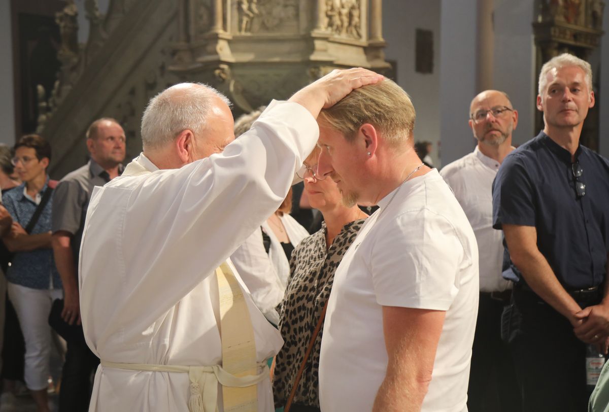 Mit rund 1000 Eheleuten, die in diesem Jahr Silberhochzeit haben, feierte Bischof Dr. Franz Jung am Freitagabend, 4. Juli 2025, einen Pontifikalgottesdienst im Kiliansdom. Im Anschluss erteilten er, Weihbischof Paul Reder sowie weitere Seelsorgerinnen und Seelsorger den Paaren einzeln den Segen.