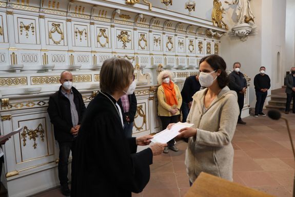 2721/0642 Umweltauditor(inn)en_28341 Regionalbischöfin Gisela Bornowski (links) händigte die Zertifikate mit aus.