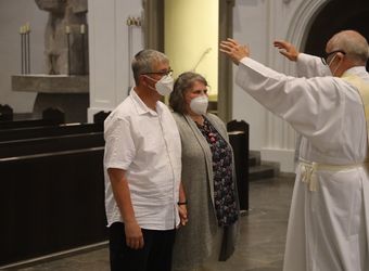 Bischof Dr. Franz Jung feierte am Mittwochabend, 23. Juni, einen Gottesdienst für Ehepaare, die 2021 oder 2021 auf 25 gemeinsame Jahre zurückblicken. Im Anschluss konnten sich die Paare segnen lassen.