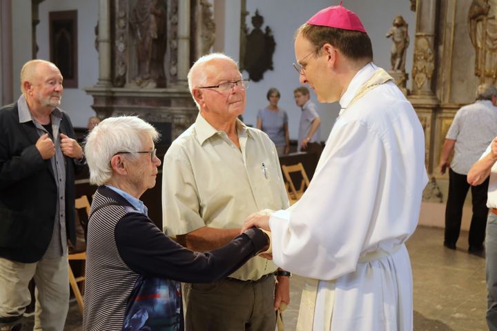 Im Anschluss an den Gottesdienst erteilte Weihbischof Paul Reder den Paaren den Einzelsegen. 