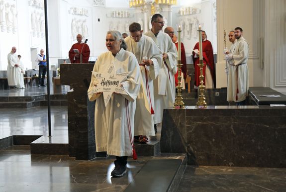Weihbischof Paul Reder feierte am Samstag, 13. Juli, einen Kiliani-Gottesdienst für Menschen im Alter, in Krankheit und mit Behinderung im Kiliansdom. Ministranten aus Maria Bildhausen verstärkten das Ministrantenteam. 