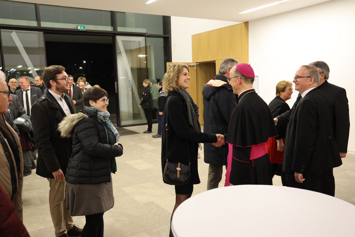 Bischof Dr. Franz Jung begrüßte gemeinsam mit Generalvikar Thomas Keßler und Domkapitular Clemens Bieber, Vorsitzender des Diözesan-Caritasverbands, die Gäste am Eingang des Hörsaalgebäudes. 