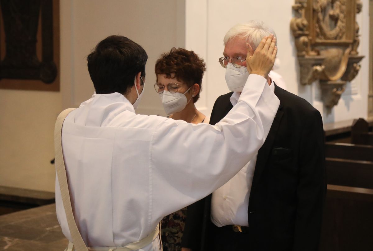 2621/0613 Gottesdienst für Ehejubilare Generalvikar Dr. Vorndran am Freitag, 25. Juni 2021_27685 Generalvikar Dr. Jürgen Vorndran feierte am Freitagabend, 25. Juni, einen Dankgottesdienst mit Ehepaaren, die seit 25 Jahren verheiratet sind. Anschließend spendeten der Generalvikar sowie weitere Priester und Diakone den Jubilaren mit Abstand den Segen.