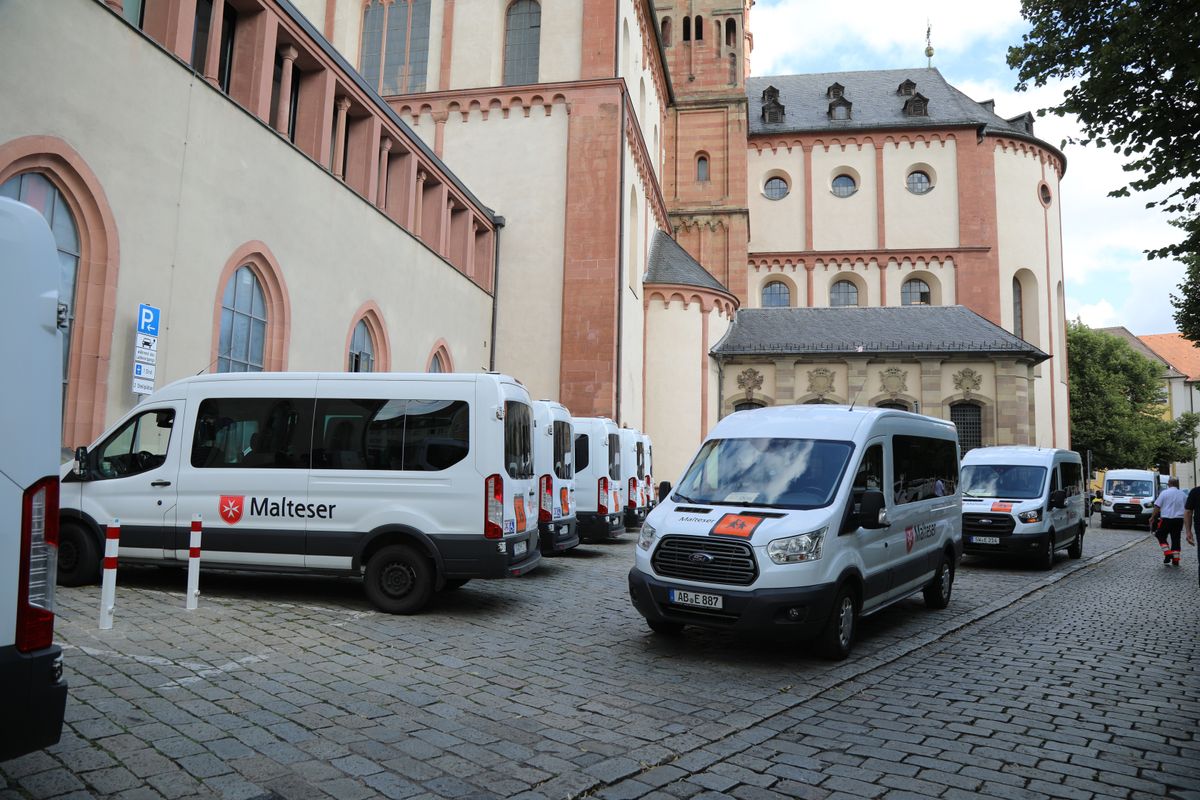 Weihbischof Paul Reder feierte am Samstag, 13. Juli, einen Kiliani-Gottesdienst für Menschen im Alter, in Krankheit und mit Behinderung im Kiliansdom. Rund 50 Malteser-Kleinbusse und Behindertentransportwagen brachten die angemeldeten Gottesdienstbesucher nach Würzburg.