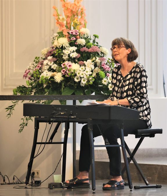 Die Liedermacherin Stefanie Schwab beim Begleiten eines Gottesdienst im Würzburger Kiliansdom.