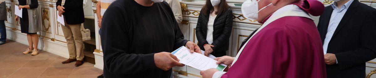 2721/0642 Umweltauditor(inn)en_28352 Bei einem ökumenischen Gottesdienst im Würzburger Neumünster überreichten Regionalbischöfin Gisela Bornowski und Dompfarrer Stefan Gessner die Zertifikate an die neuen kirchlichen Umweltauditorinnen und -auditoren.