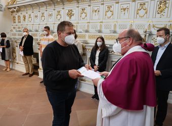2721/0642 Umweltauditor(inn)en_28352 Bei einem ökumenischen Gottesdienst im Würzburger Neumünster überreichten Regionalbischöfin Gisela Bornowski und Dompfarrer Stefan Gessner die Zertifikate an die neuen kirchlichen Umweltauditorinnen und -auditoren.