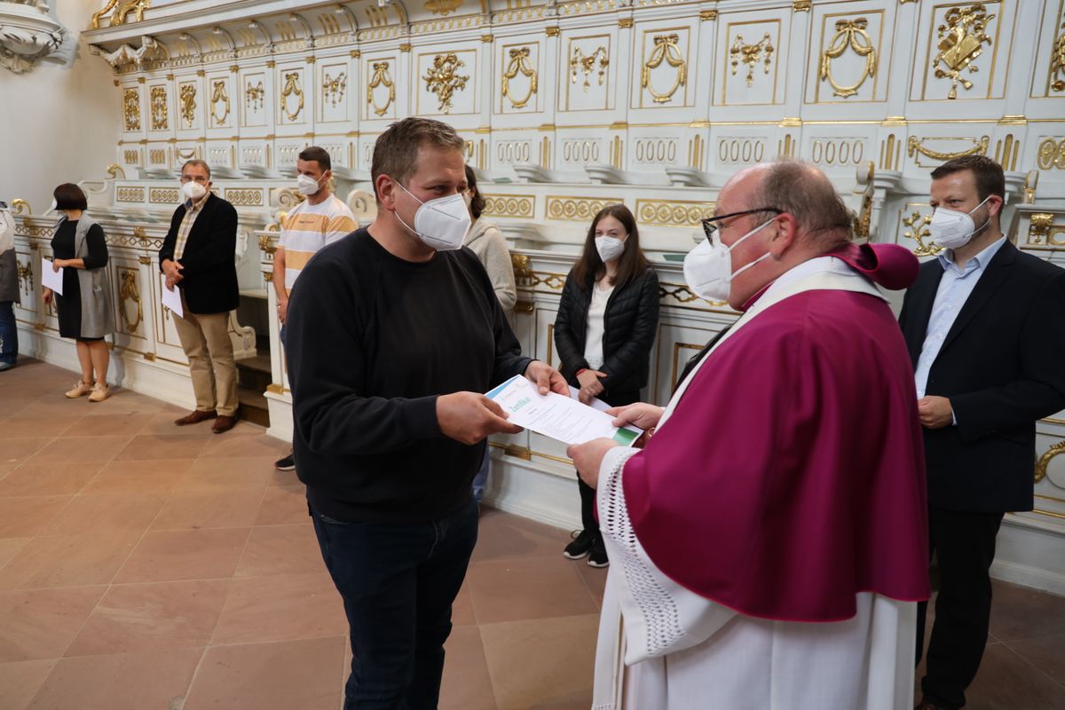 2721/0642 Umweltauditor(inn)en_28352 Bei einem ökumenischen Gottesdienst im Würzburger Neumünster überreichten Regionalbischöfin Gisela Bornowski und Dompfarrer Stefan Gessner die Zertifikate an die neuen kirchlichen Umweltauditorinnen und -auditoren.