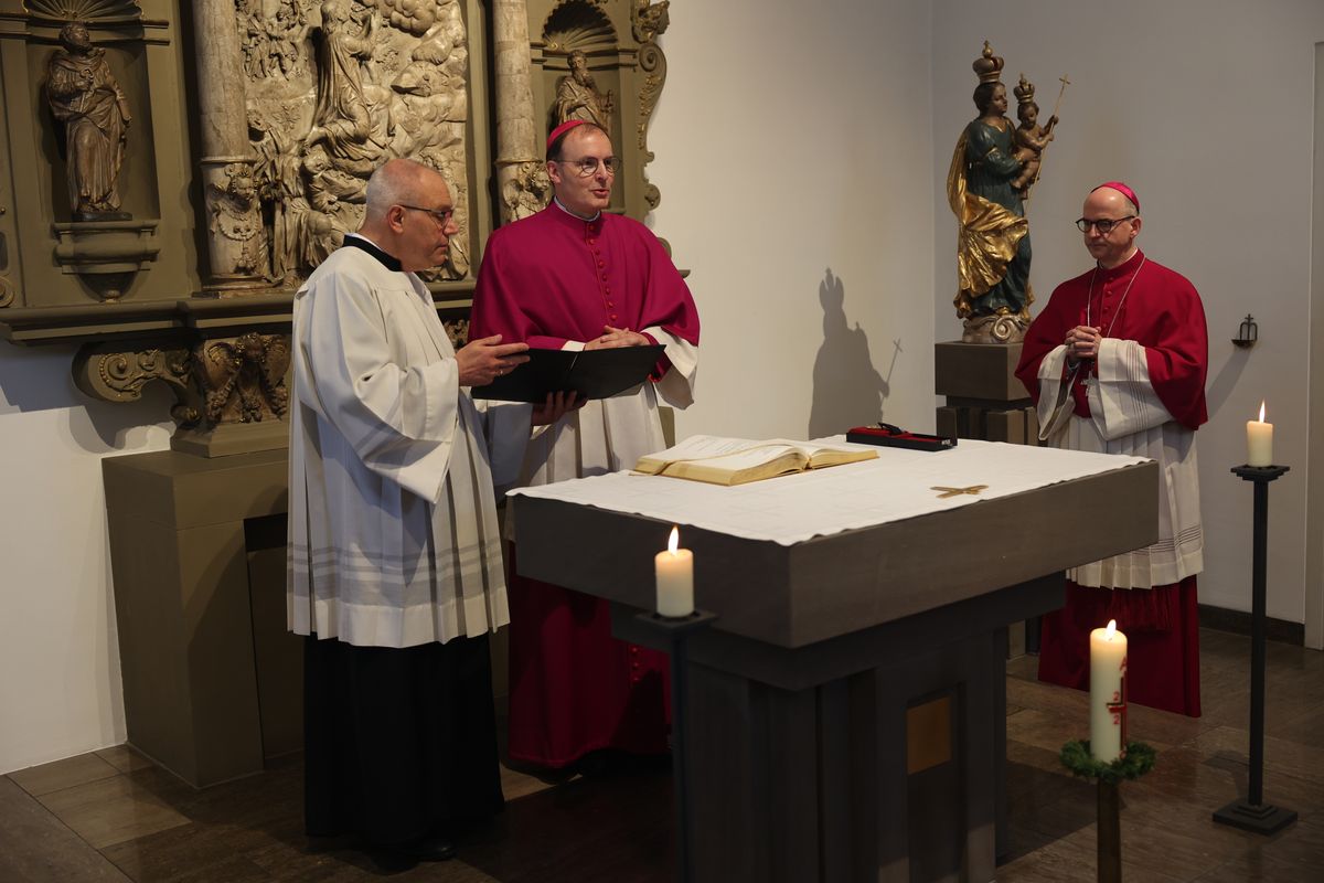Weihbischof Paul Reder ist am Freitag, 10. Mai, offiziell in sein Amt als Dompropst eingeführt worden - zunächst in der Kapelle des Bischofshauses, dann bei einem Pontifikalgottesdienst im Kiliansdom. Dabei wurde besonders an Bischof em. Dr. Paul-Werner Scheele erinnert, der am 10. Mai 2019 starb.