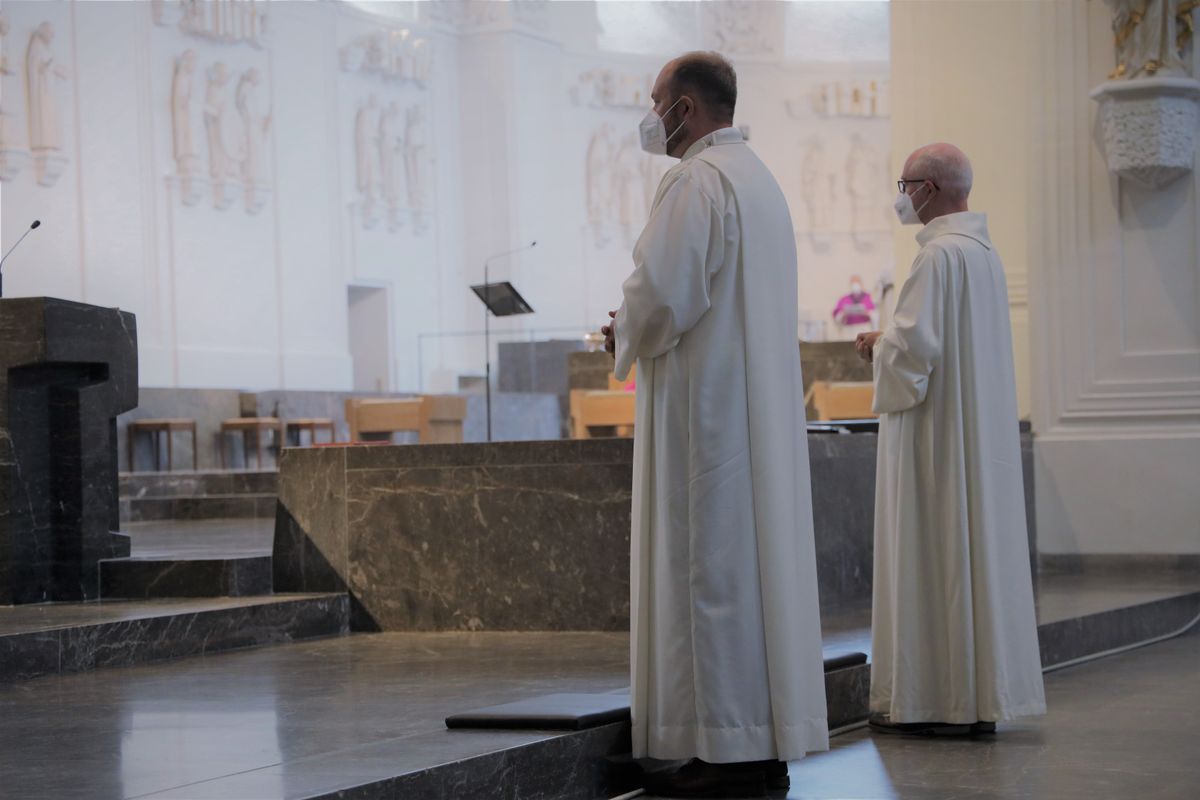 2821/0665 Pasti-Jubiläum_28742 Mit einem Kiliani-Pontifikalgottesdienst im Kiliansdom mit Bischof Dr. Franz Jung ist am Dienstagabend, 6. Juli, das 50. Jubiläum der Berufsgruppe der Pastoralreferentinnen und -referenten im Bistum Würzburg gefeiert worden.